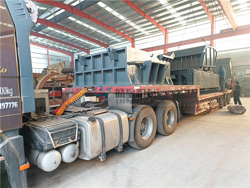 1800型<a href='http://www.thecosmalshow.com' target='_blank'><span>鋁合金破碎機</span></a>設(shè)備裝車發(fā)貨